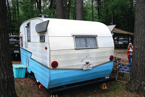 If you have a vintage Shasta trailer, you have to have the rear wings. Right: This unnamed trailer had ’52 plates and shows what a “Canned Ham” looks like.